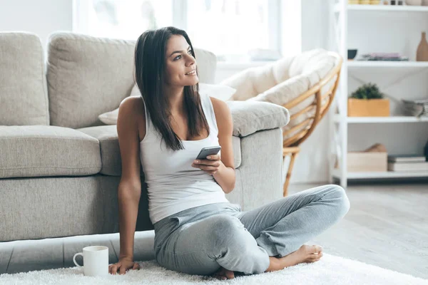 Mujer navegando teléfono móvil —  Fotos de Stock