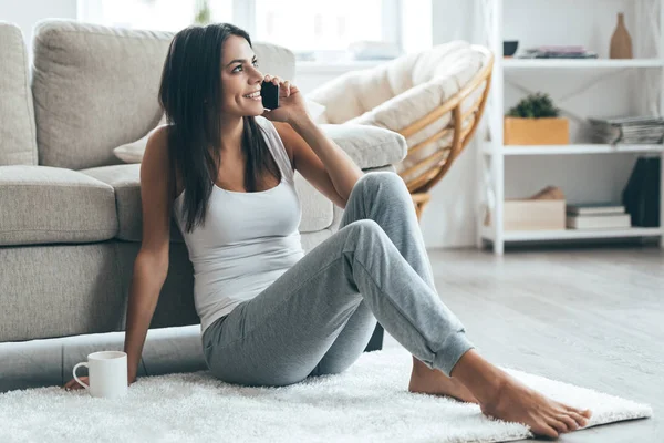 Frau telefoniert mit Handy — Stockfoto