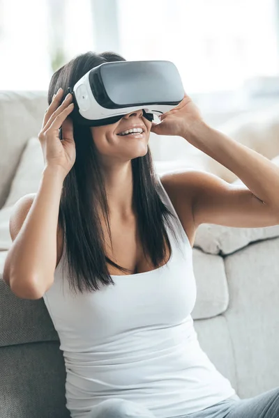 Красивая женщина в виртуальной реальности — стоковое фото