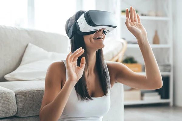 Hermosa mujer en realidad virtual — Foto de Stock