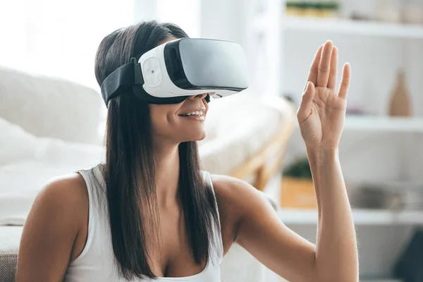 Donna felice nella realtà virtuale — Foto Stock