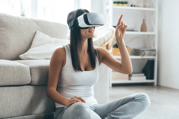 Mujer feliz en realidad virtual — Foto de Stock