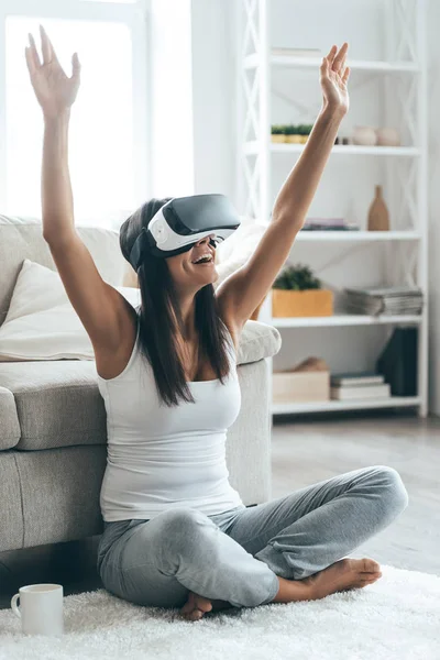 Bella donna in realtà virtuale — Foto Stock