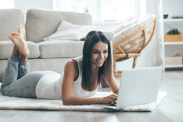 Attraktive Frau surft zu Hause im Internet — Stockfoto