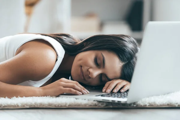 Mulher atraente navegar na web em casa — Fotografia de Stock