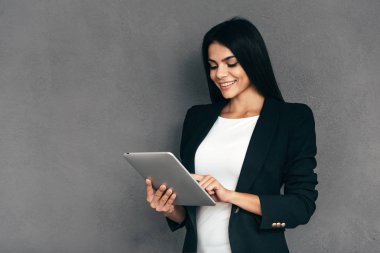 Dijital tablet kullanarak iş kadını