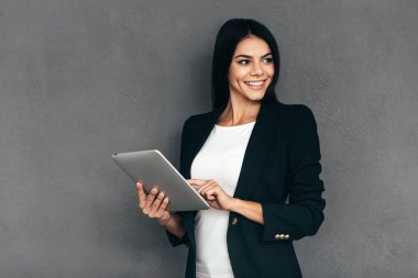 Dijital tablet kullanarak iş kadını