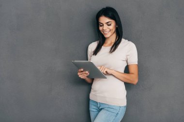 dijital tablet kullanan kadın