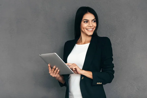 Zakenvrouw met behulp van digitale Tablet PC — Stockfoto