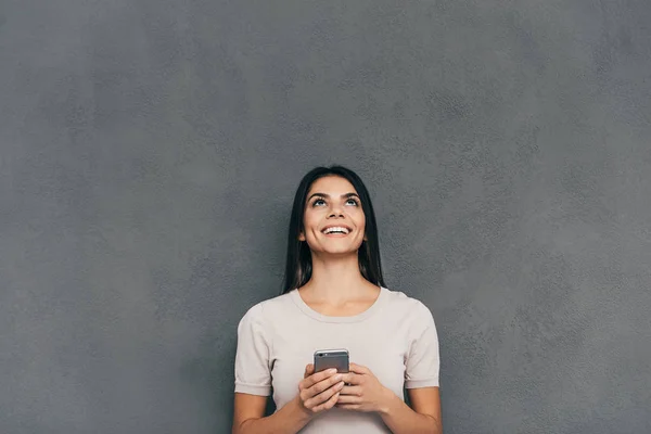 Vrouw met mobiele telefoon — Stockfoto