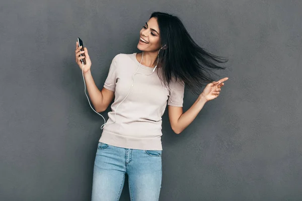 Mulher segurando telefone celular — Fotografia de Stock