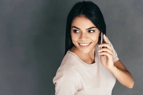 Vacker kvinna talar på mobiltelefon — Stockfoto