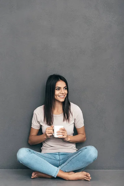 Junge Frau trinkt Kaffee — Stockfoto