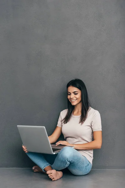 Attraktive junge Frau mit Laptop — Stockfoto