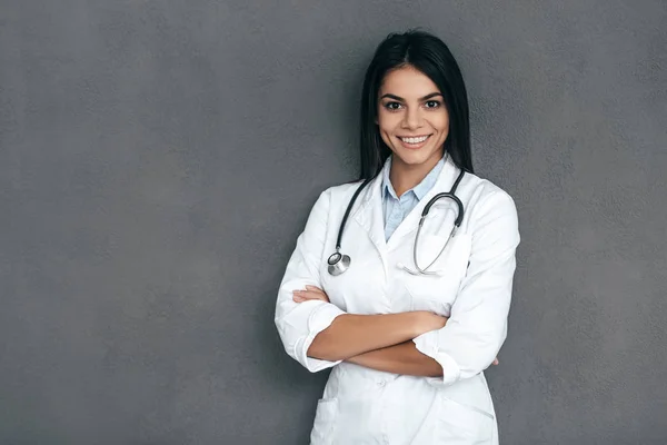 Kvinnliga läkare i vit labbrock — Stockfoto