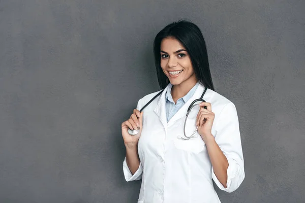 Médico feminino em jaleco branco — Fotografia de Stock