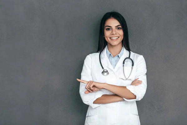 Médico feminino em jaleco branco — Fotografia de Stock