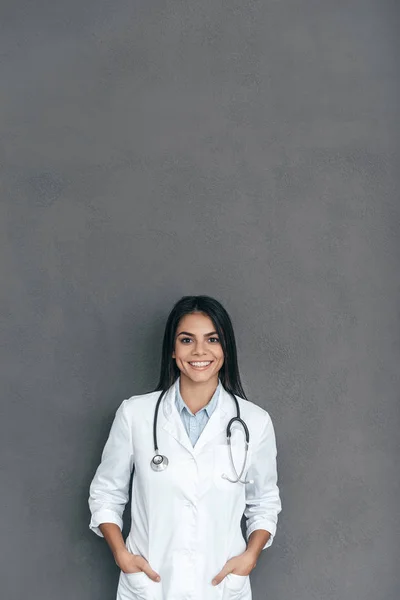 Γυναίκα γιατρό σε λευκή εργαστήριο παλτό — Φωτογραφία Αρχείου