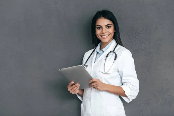 Doctora en bata blanca de laboratorio — Foto de Stock