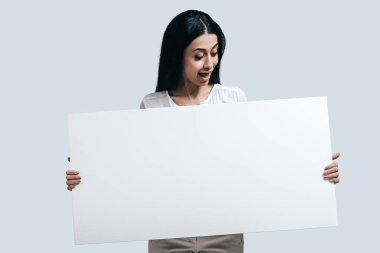 Kadın holding boş flipchart