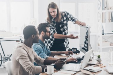 İş adamları bir şey tartışıyor.