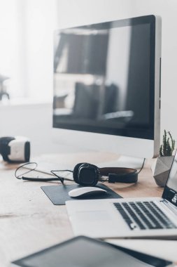 Ofis Masası üzerinde döşeme kulaklık