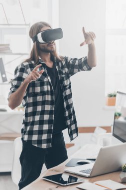 3D gözlük takan yakışıklı adam