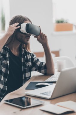 3D gözlük takan yakışıklı adam