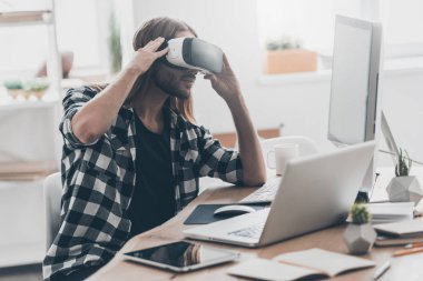 3D gözlük takan yakışıklı adam