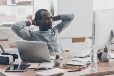 Yakışıklı adam dijital cihazlar ile çalışma