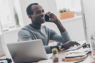 yakışıklı adam cep telefonda konuşurken 