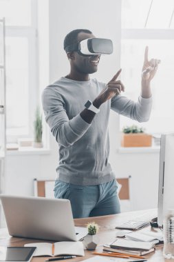 3D gözlük takan yakışıklı adam