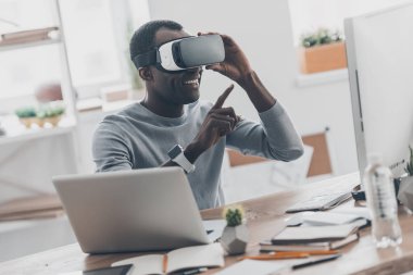 3D gözlük takan yakışıklı adam