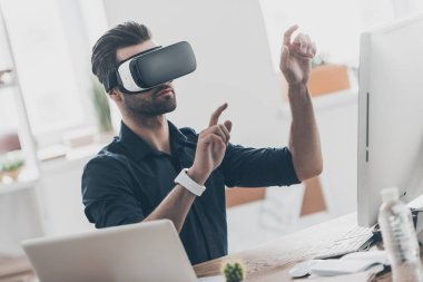 sanal gerçeklik içinde yakışıklı adam 