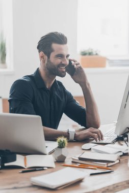 yakışıklı adam cep telefonda konuşurken 