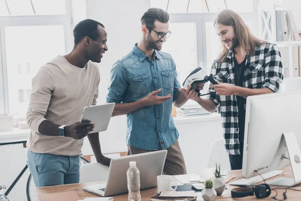 Forretningsfolk diskuterer VR headset - Stock-foto