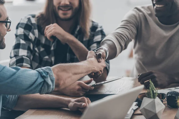 Två män skakar hand — Stockfoto