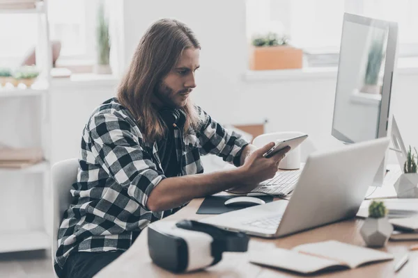 Hombre de pelo largo trabajando en la oficina — Foto de Stock