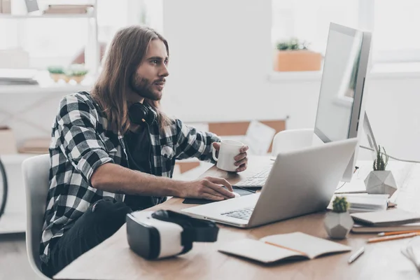 Hombre guapo trabajando con dispositivos digitales — Foto de Stock