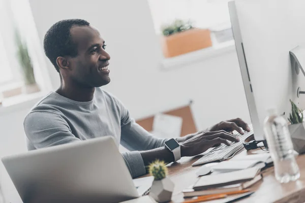 Beau homme travaillant avec des appareils numériques — Photo