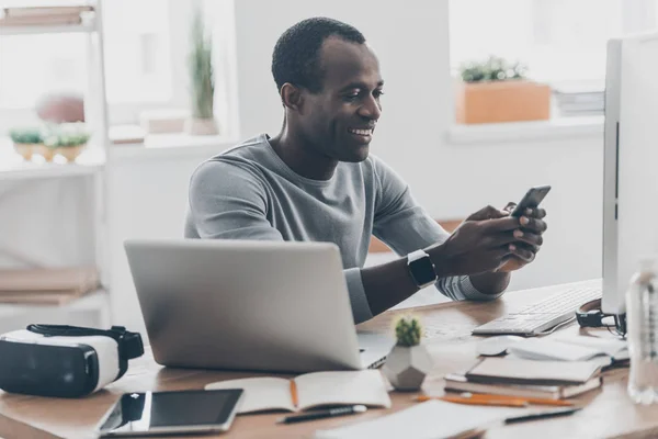 Hombre guapo escribiendo un mensaje — Foto de Stock