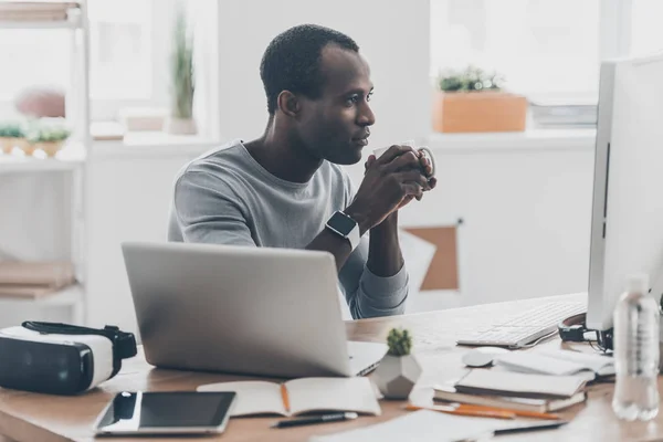 Beau homme travaillant avec des appareils numériques — Photo