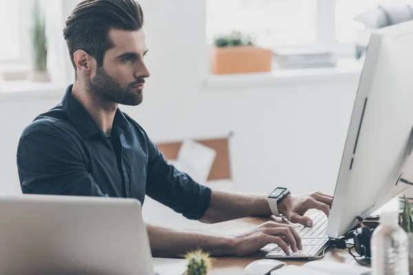 Hombre guapo trabajando con dispositivos digitales — Foto de Stock