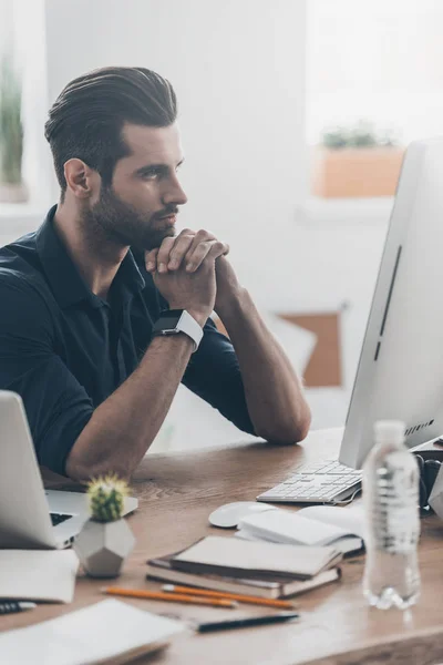 Beau homme travaillant avec des appareils numériques — Photo