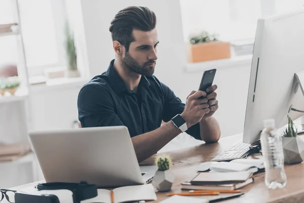 Hombre guapo escribiendo un mensaje — Foto de Stock