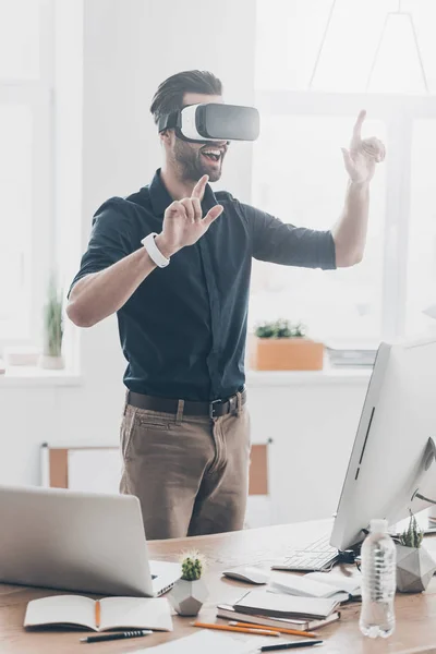 Hombre guapo en realidad virtual — Foto de Stock