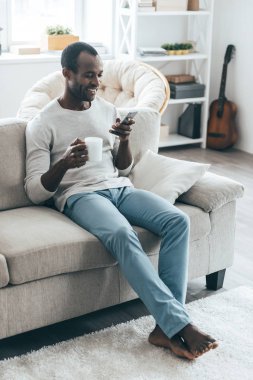 Tipik haber ve gülümseyen bir adam