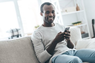 Tipik haber ve gülümseyen bir adam