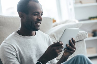 Dijital tablet kullanan adam 