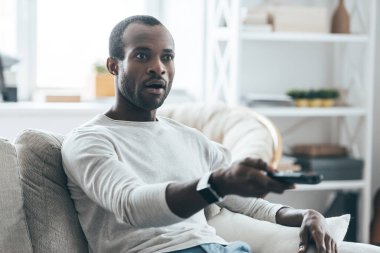 adam tutarak uzaktan kumanda